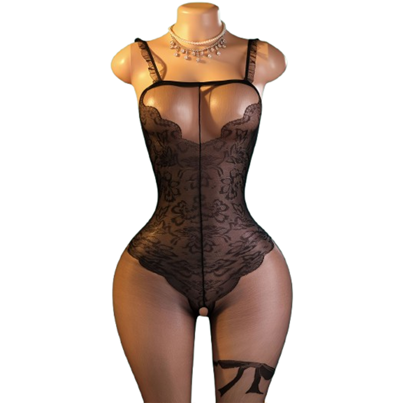 Lace Teddy Lingerie - ชุดชั้นในเท็ดดี้สีดำ 1 ชิ้น ทำจากผ้าลูกไม้และผ้าตาข่ายโปร่งบาง โดดเด่นด้วยลวดลายผ้าลูกไม้แจ็กการ์ดที่ประณีต ผสานกับผ้าตาข่ายบางเฉียบและโปร่งแสง